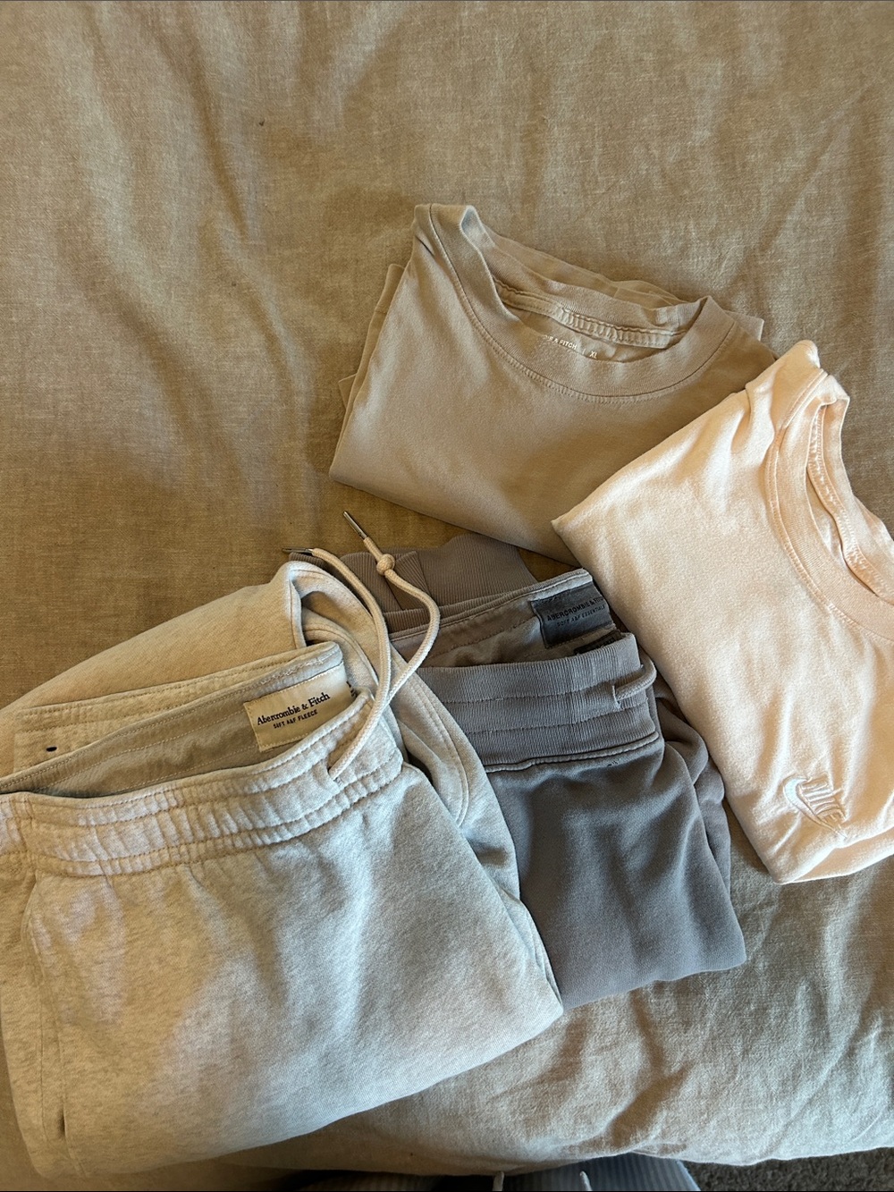 Abercrombie & Fitch / Nike  2 Short Sleeve Tees and 2 Abercrombie sweatpants XL